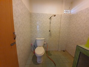 Douche, bidet, serviettes fournies