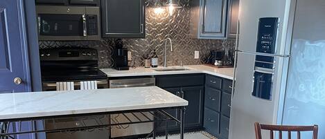 Frigorifero, microonde, forno, piano cottura