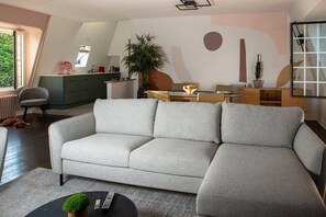 Smart TV, table tennis, stereo, offices