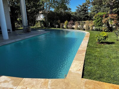 Au Coeur du Golf de Massane Villa Contemporaine Climatisée Avec Piscine