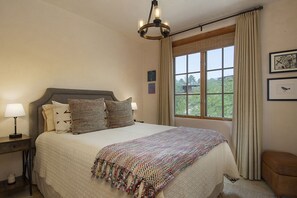 2 bedrooms, iron/ironing board, WiFi