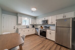 Jääkaappi, mikroaaltouuni, uuni, liesi