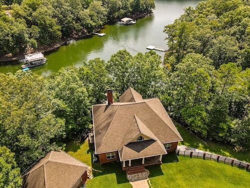 Beautiful Lakefront Family Retreat! Pet Friendly, Canoes Included, Sleeps 28+