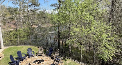 Beautiful Lakefront Family Retreat! Pet Friendly, Canoes Included, Sleeps 28+