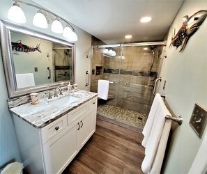 Shower, hair dryer, towels, soap - Oceanfront Paradise in Cherry Grove Beach S. Carolina! (North Myrtle Beach)