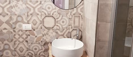 Dusche, Haartrockner, Bidet, Handtücher