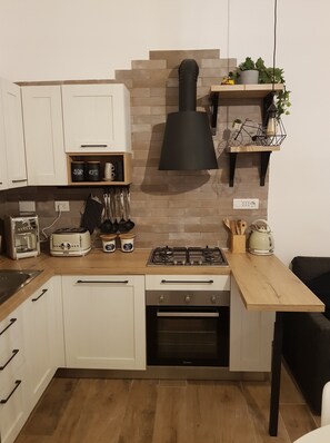 Fridge, oven, stovetop, coffee/tea maker