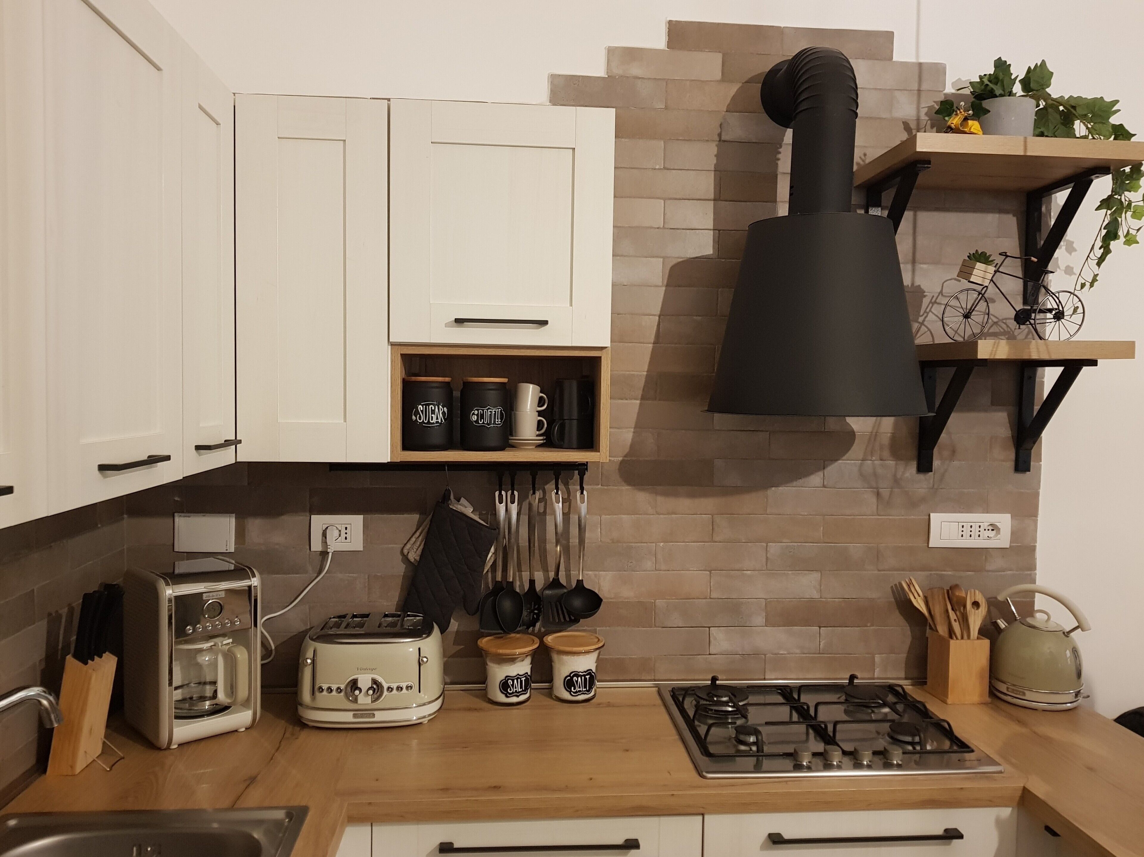 Kühlschrank, Ofen, Herdplatte, Wasserkocher mit Kaffee-/Teezubehör