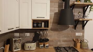 Frigorifero, forno, piano cottura, macchina per tè/caffè