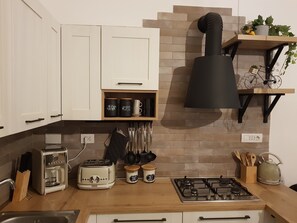 Kühlschrank, Ofen, Herdplatte, Wasserkocher mit Kaffee-/Teezubehör