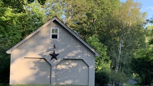 A wooden shed with a star decoration and a small window. - Vermont Gem Near Woodstock and Quechee (Woodstock)