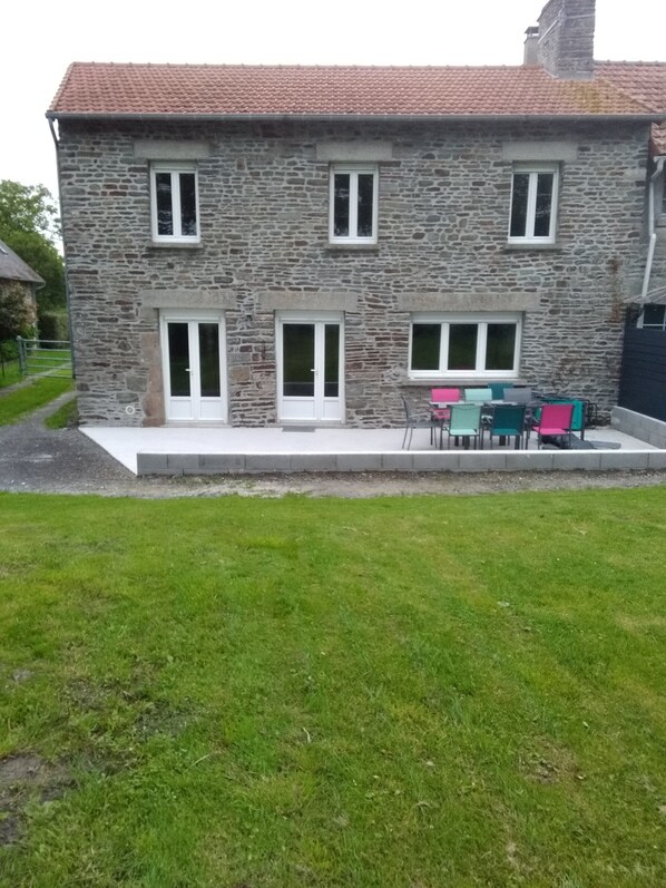 Outdoor dining - Gîte des Salines, vue sur le Mont Saint Michel (Vains)