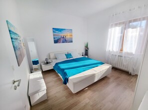 1 sovrum, skrivbord, strykjärn/strykbräda och resesäng