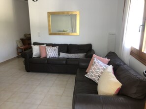 Smart TV, fireplace, DVD player, books