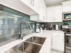 Refrigerador, microondas, horno y parrilla de estufa 