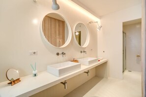 Badewanne, Haartrockner, Handtücher