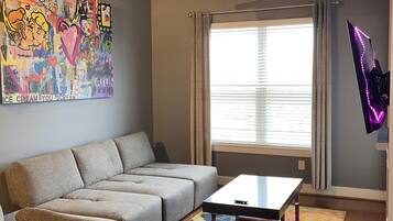 TV connectée, espaces bureaux, écrans d'ordinateur, imprimantes