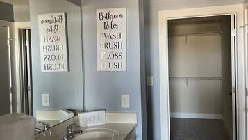 Ensemble douche/baignoire, sĂšche-cheveux, serviettes fournies, savon