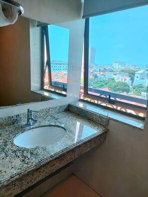 Habitación doble Deluxe de uso individual | Baño | Tina con regadera, tina profunda, regadera con hidromasaje