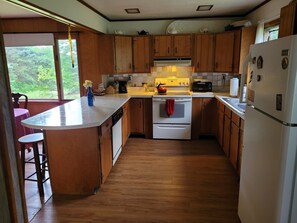 Kjøleskap, mikrobølgeovn, ovn og kokeplater