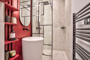 Shower, hair dryer, towels, soap - NEW! Eiffel Tour Splendid 2BR apt in Paris (Paris)