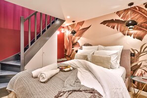 2 bedrooms, iron/ironing board, free WiFi, bed sheets - NEW! Eiffel Tour Splendid 2BR apt in Paris (Paris)