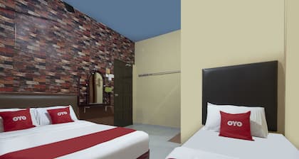 Spot On 90305 Hen Hen Hotel