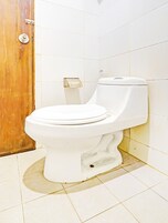 Shower, free toiletries, towels