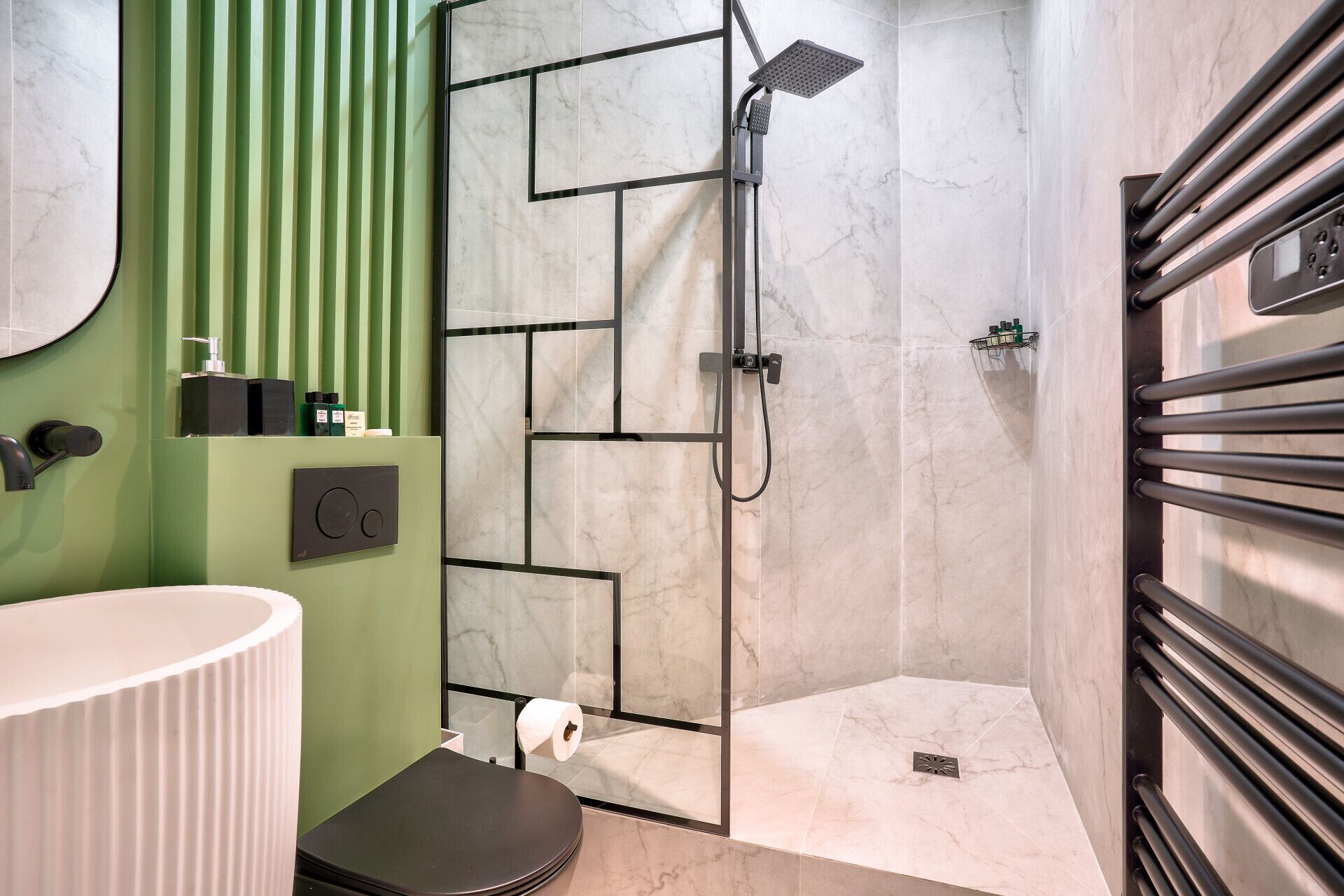 Un bagno moderno dotato di doccia, toilette e lavandino.