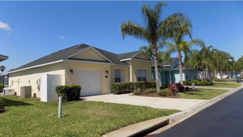 Sunny Lake Reserve south facing pool lake view  2 master bed rooms w/en-suite