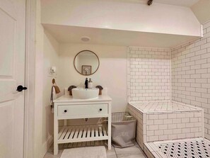 Shower, hair dryer, towels - King Apt Suite w/ Soaker Tub & Mountain Views (Bryson City)