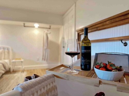 King Apt Suite  w/ Soaker Tub & Mountain Views