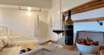 King Apt Suite w/ Soaker Tub & Mountain Views