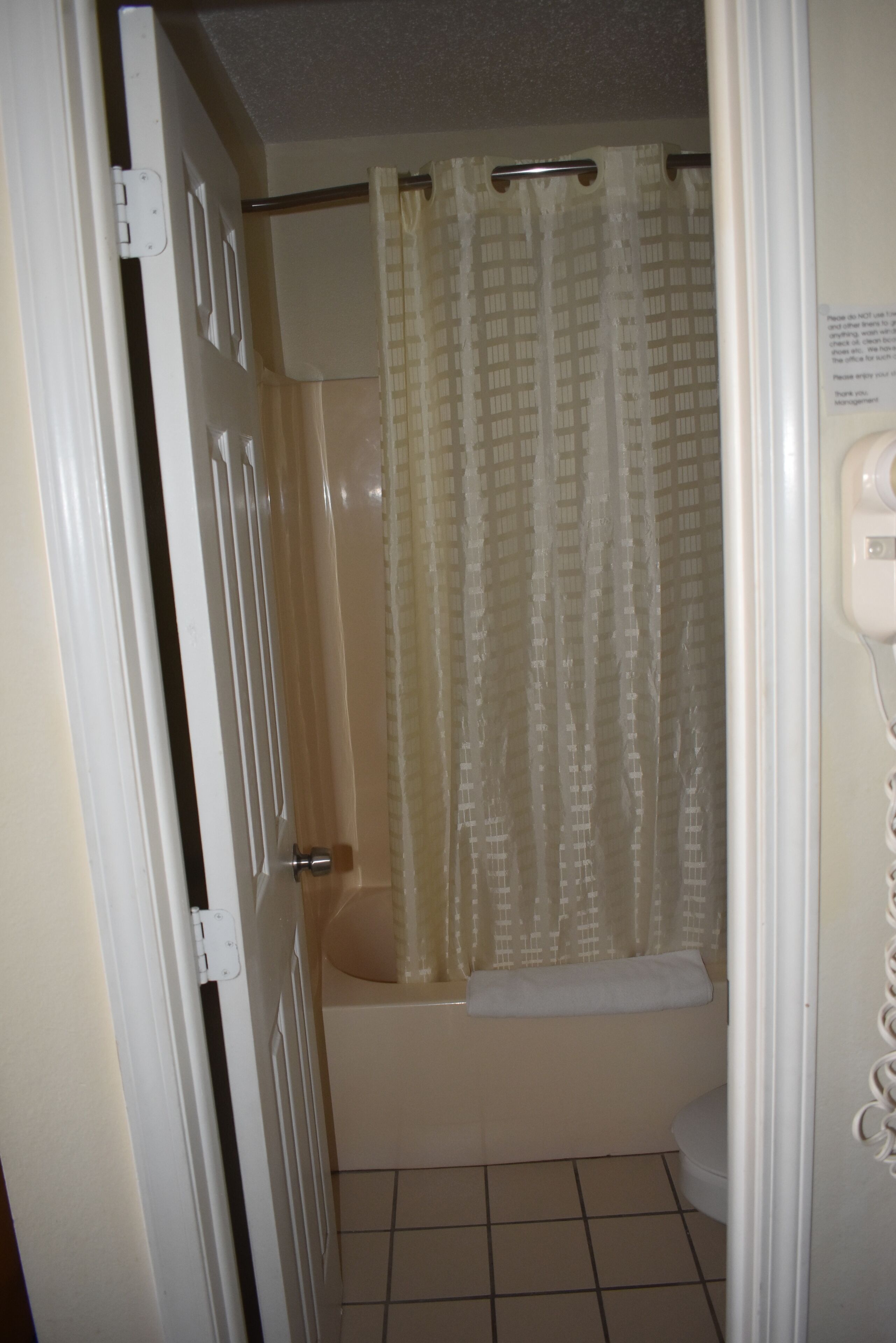 Ensemble baignoire-douche, serviettes fournies