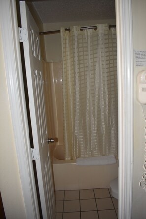 Ensemble baignoire-douche, serviettes fournies