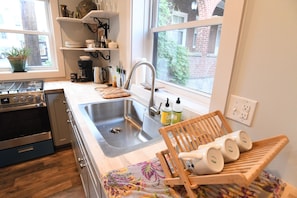 Fridge, oven, stovetop, coffee/tea maker