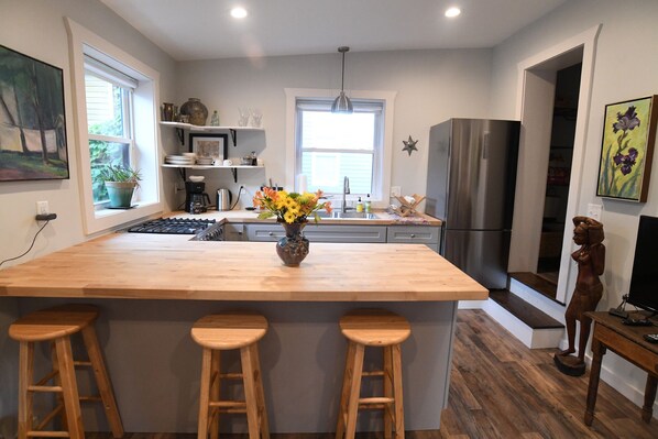 Fridge, oven, stovetop, coffee/tea maker