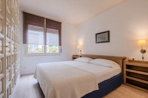 3 chambres, fer et planche à repasser