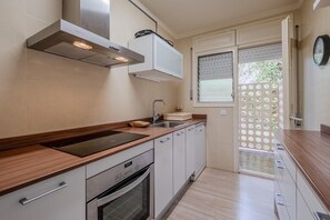 Coffee/tea maker, fridge, microwave, oven
