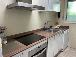 Kühlschrank, Mikrowelle, Ofen, Geschirrspüler