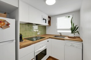 Mikrowelle, Ofen, Geschirrspüler, Wasserkocher mit Kaffee-/Teezubehör