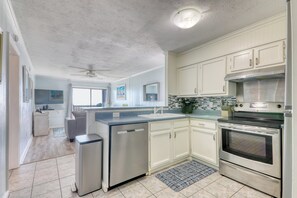 Frigorífico, microondas, horno y placa de cocina