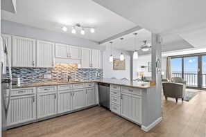 Jääkaappi, mikroaaltouuni, uuni, liesi