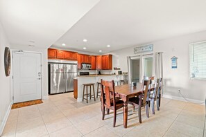 Dining - Ocean Breeze Lux Villas 1D-2nd Row-Outdoor Pool (North Myrtle Beach)