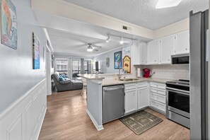 Kjøleskap, mikrobølgeovn, ovn og kokeplater