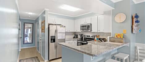 Réfrigérateur, micro-ondes, four, plaque de cuisson