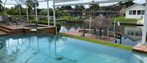 Piscina a l'aire lliure i piscina climatitzada