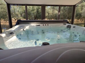 Indoor spa tub