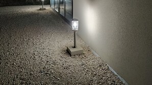 A building with a gravel driveway and a single outdoor light fixture. - La Pépite des Tours (Châteaurenard)