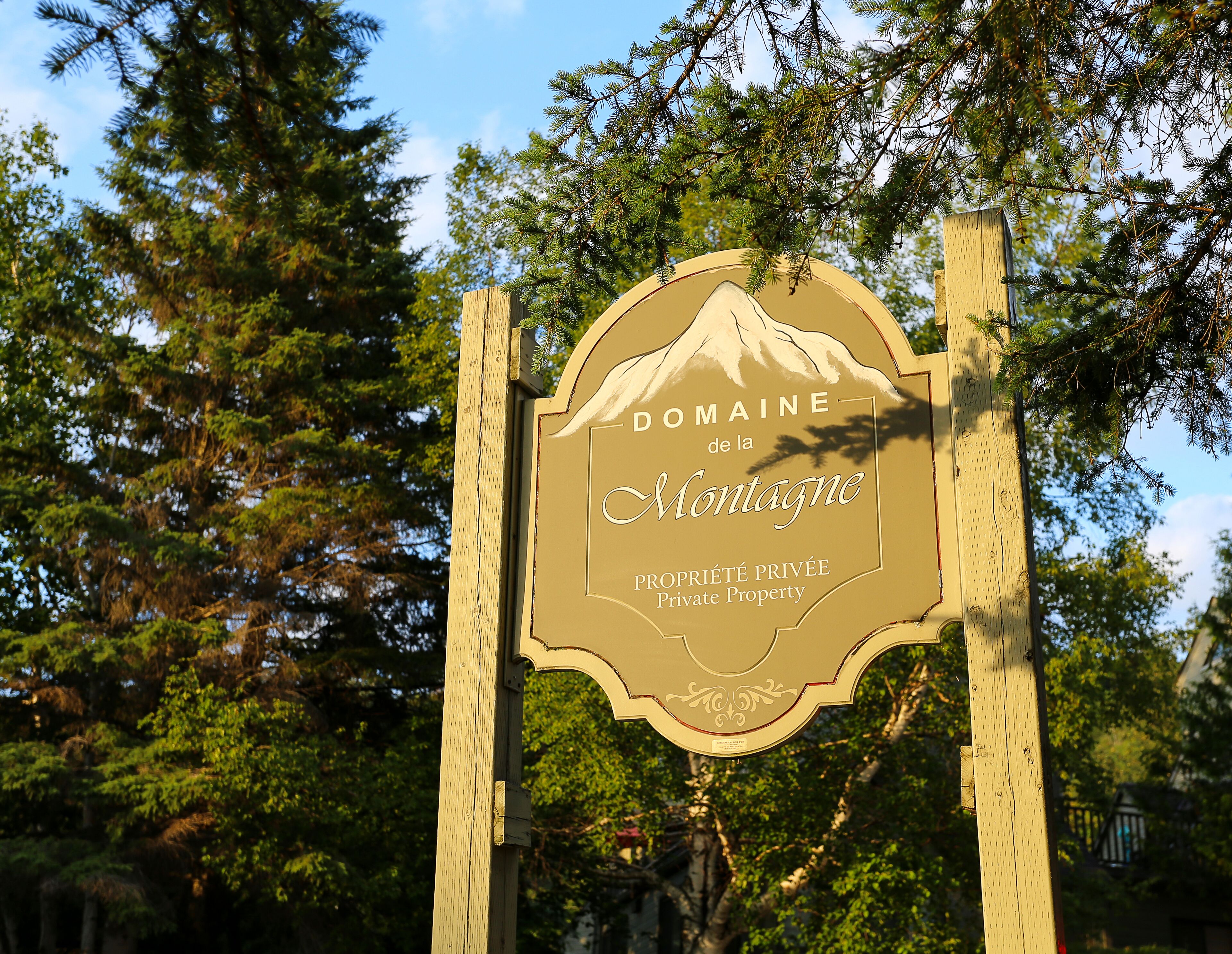 A sign with the text "Domaine de la Montagne" and "Propriété Privée" indicating private property.